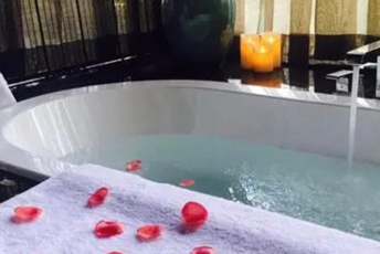 北京顺义水疗池中的失重冥想：当身体学会漂浮